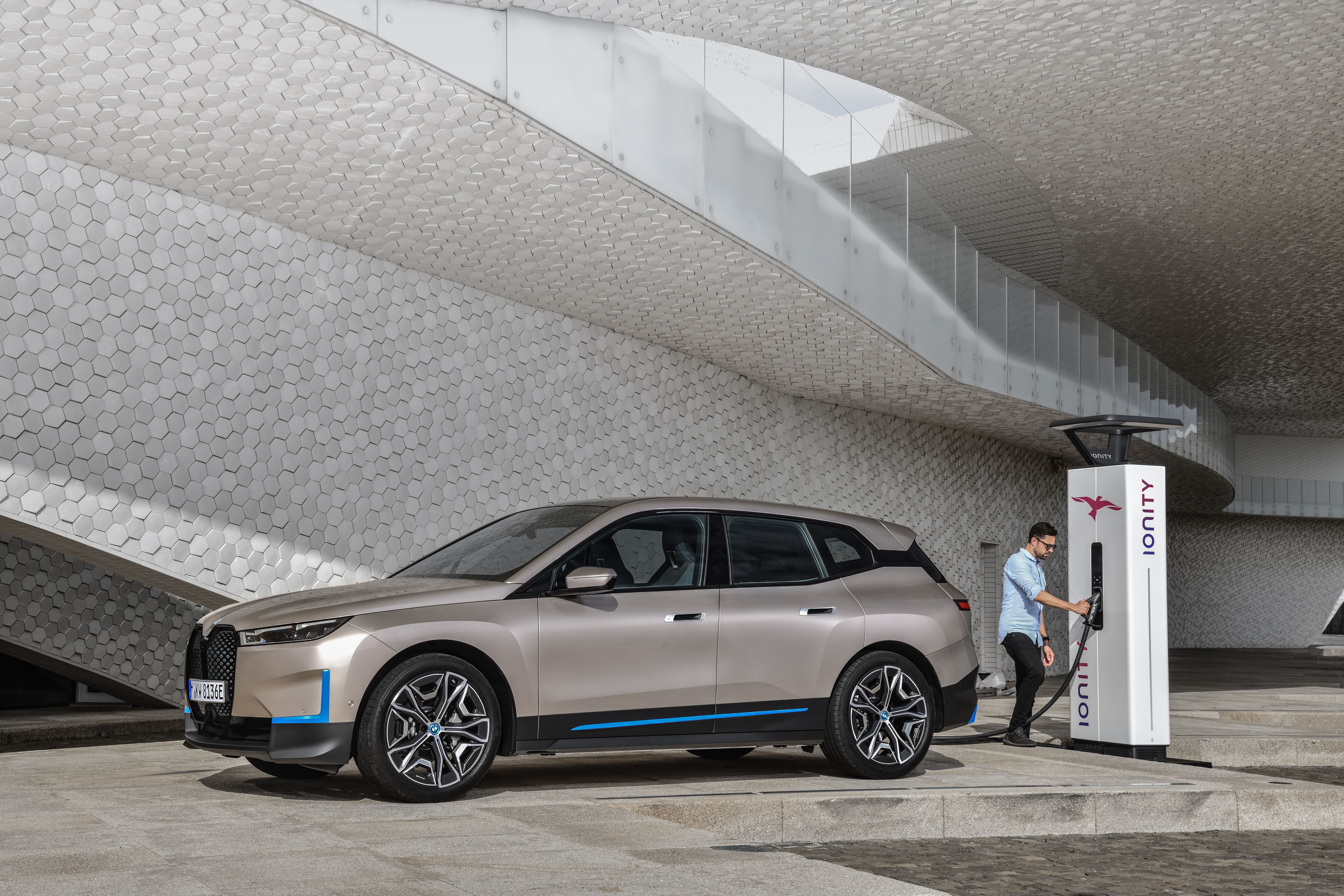 BMW iX, SUV eléctrico, 500 CV y 600 km de autonomía
