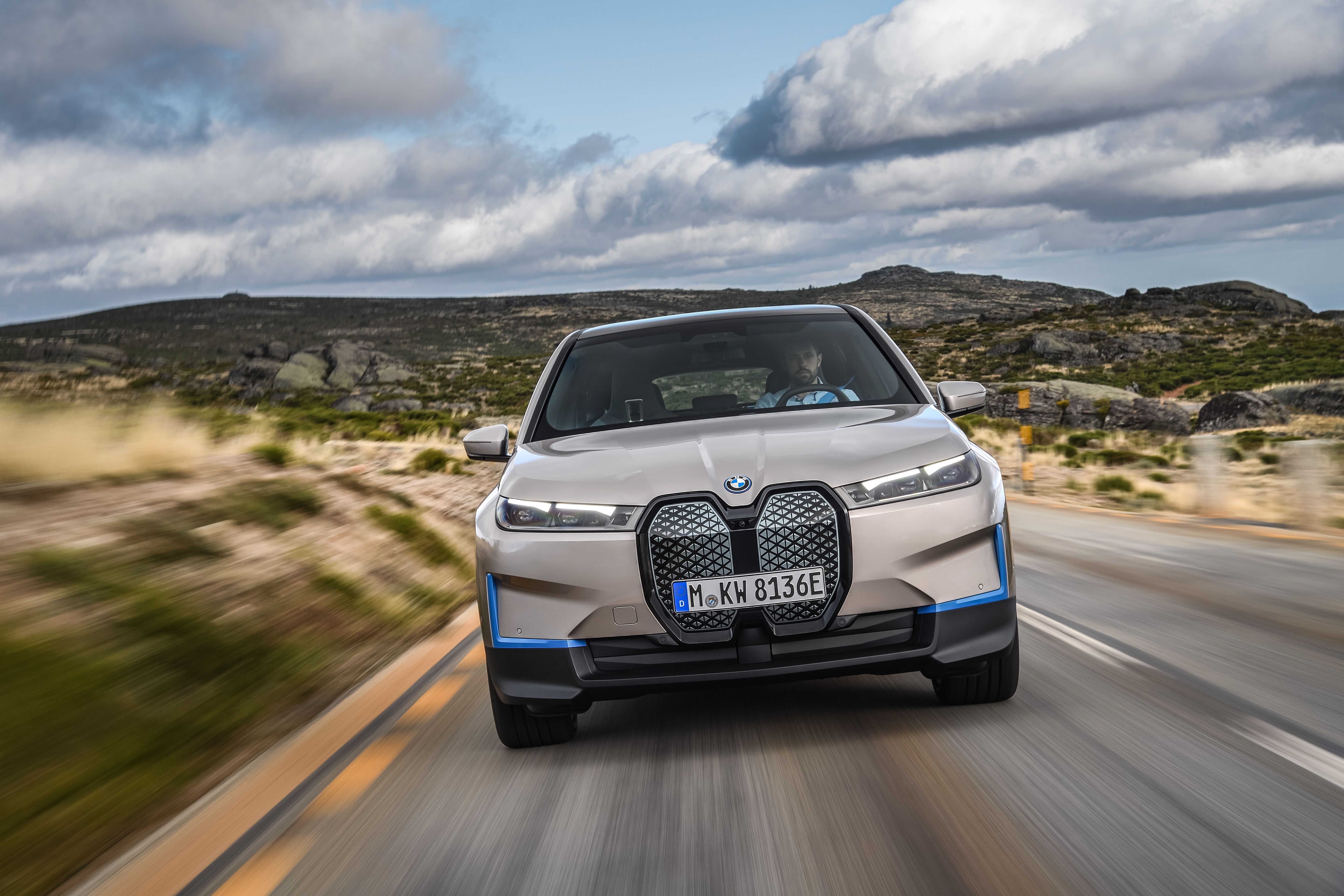 BMW iX, SUV eléctrico, 500 CV y 600 km de autonomía