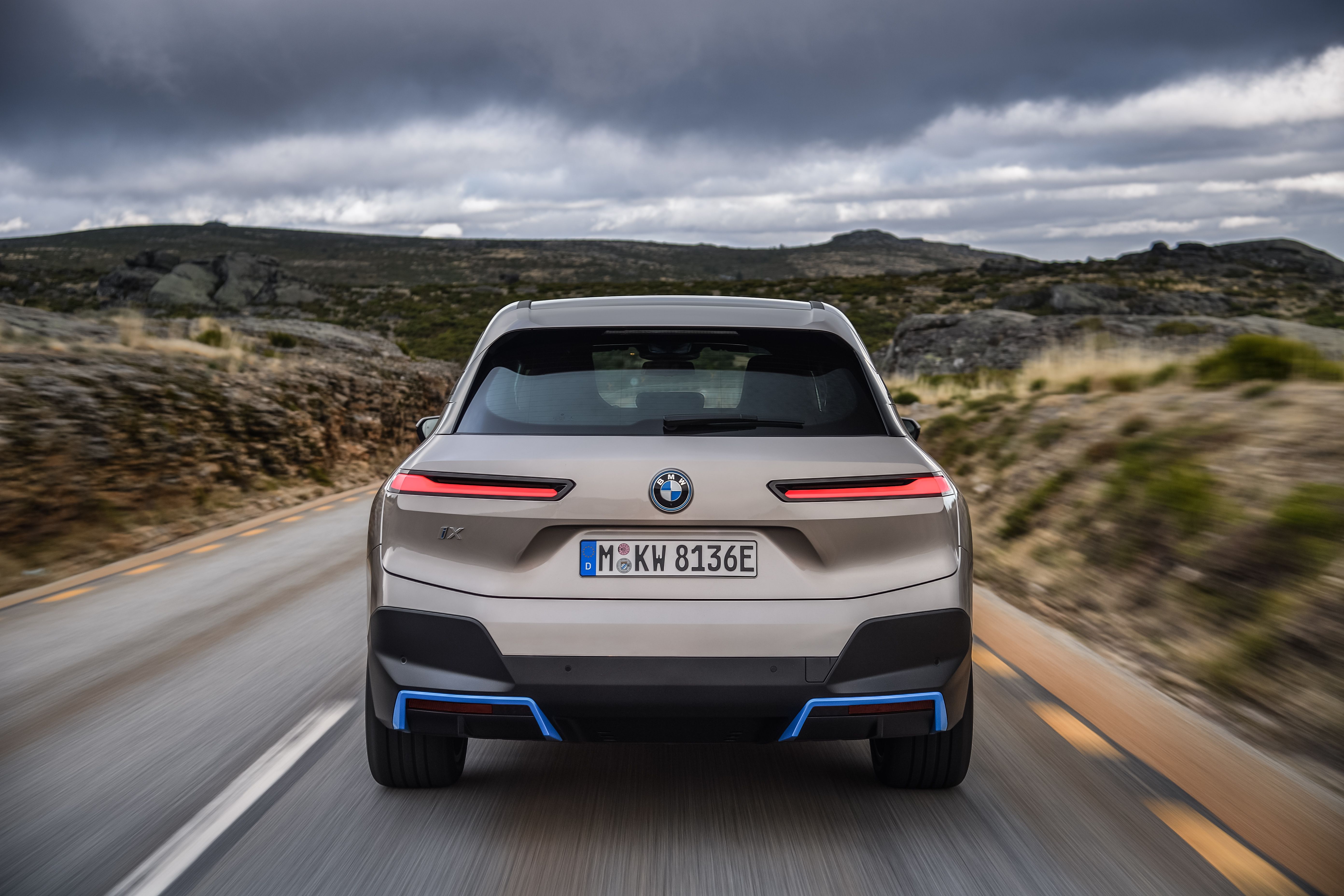 BMW iX, SUV eléctrico, 500 CV y 600 km de autonomía