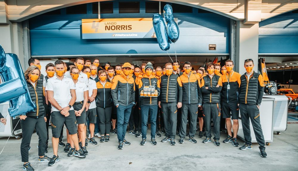 Fiesta de celebración en McLaren con el 21 cumpleaños de Lando Norris Fiesta de celebración en McLaren con el 21 cumpleaños de Lando Norris