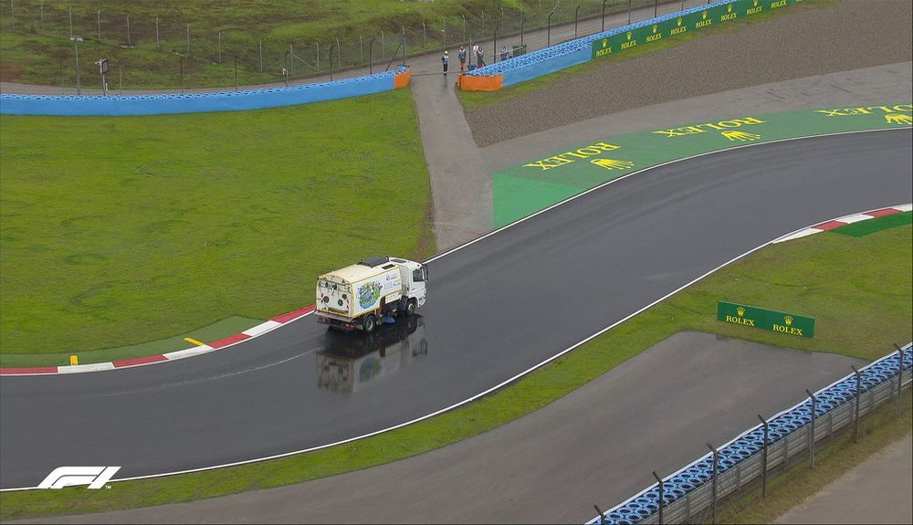 Un cambión tuvo que secar la pista en algunas zonas Un cambión tuvo que secar la pista en algunas zonas