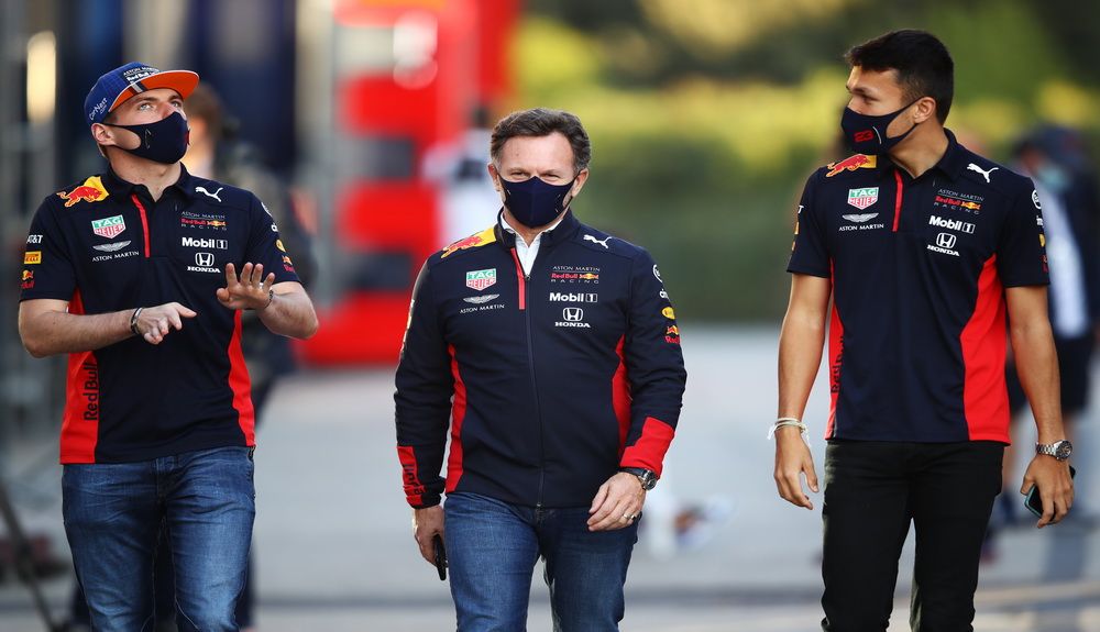 El jefe de Red Bull Horner con sus dos pilotos Verstappen y Albon
