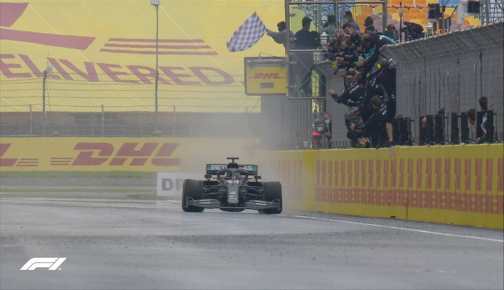 Lewis Hamilton cruzó primero la meta