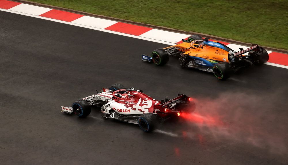 Sainz adelantó a muchos pilotos en carrera, aquí a Raikkonen