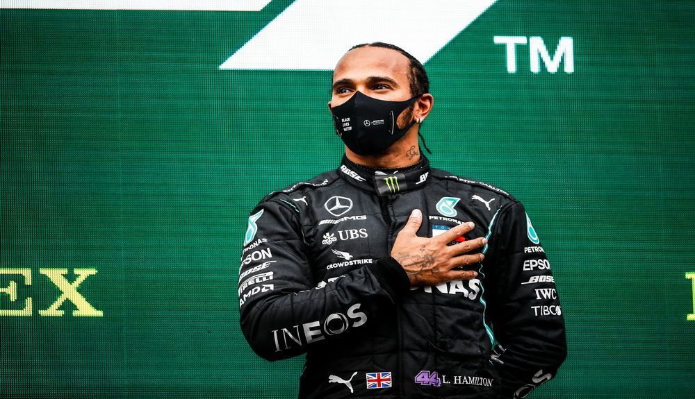Hamilton oye el himno británico en el podio Hamilton oye el himno británico en el podio