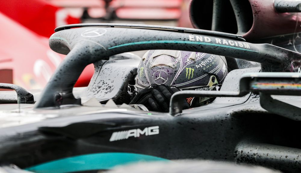 Hamilton muy emocionado antes de bajarse de su Mercedes Hamilton muy emocionado antes de bajarse de su Mercedes