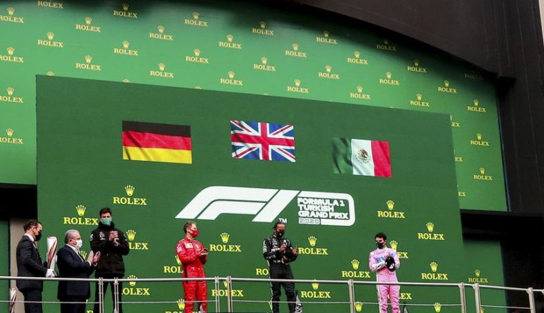 Corrigieron el error, y a Vettel le colocaron su bandera, la alemana