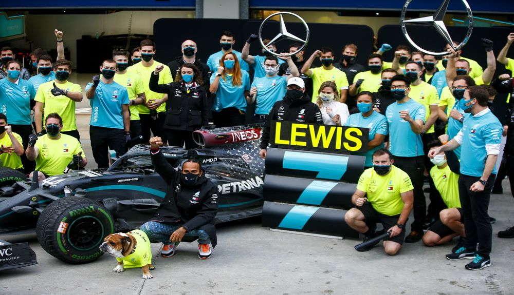 El equipo Mercedes celebrando el séptimo título de Hamilton