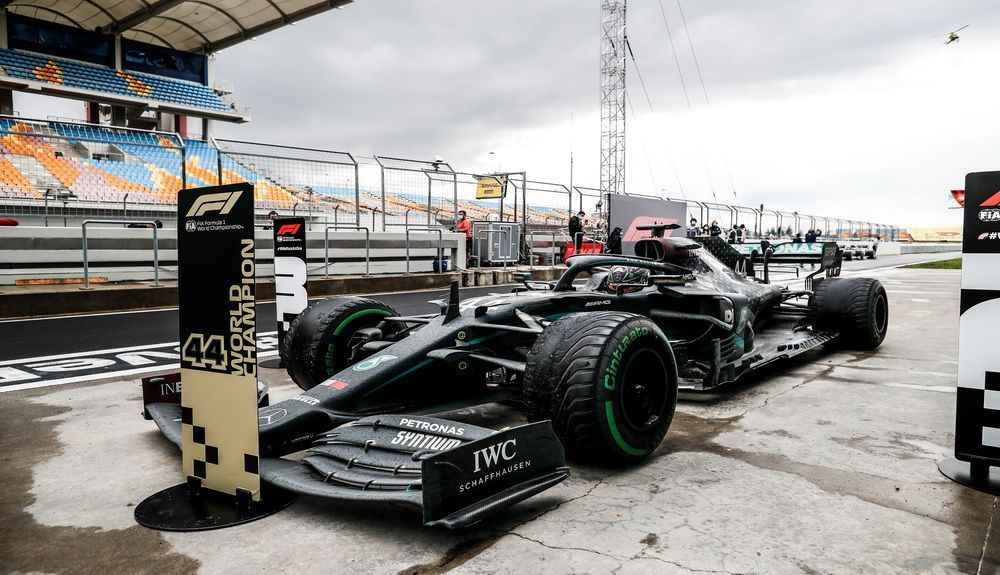 Hamilton a su llegada al pit lane tras proclamarse campeón del mundo por séptima vez Hamilton a su llegada al pit lane tras proclamarse campeón del mundo por séptima vez