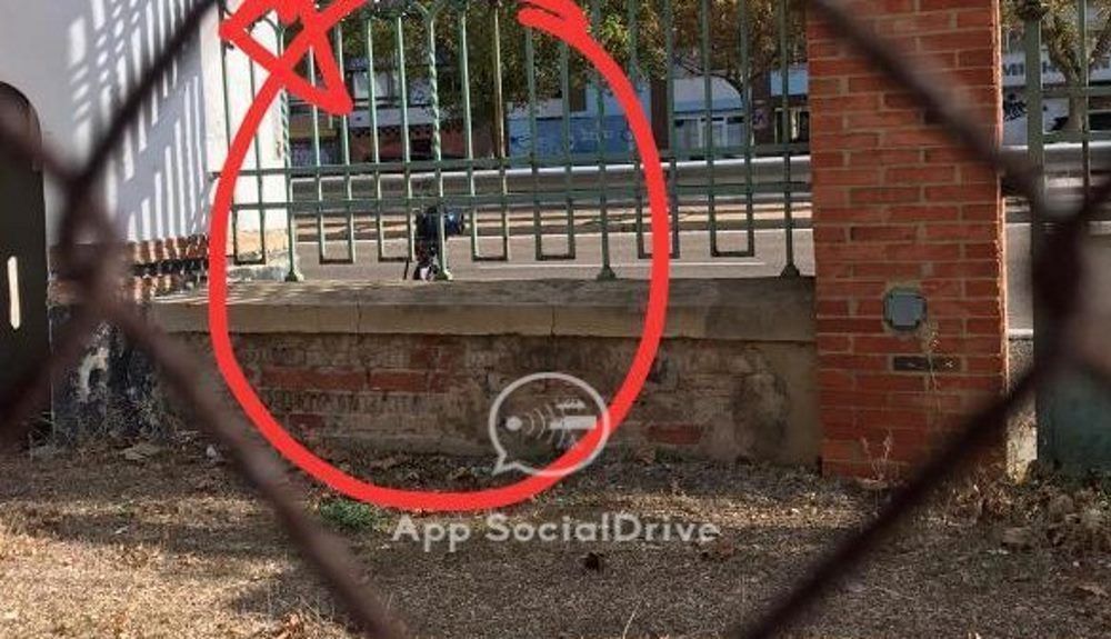 Otro radar móvil, en este caso apoyado junto a una valla.