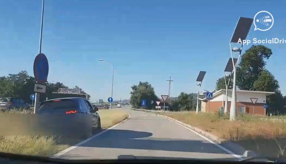 un-coche-oscuro-con-las-luces-de-freno-a