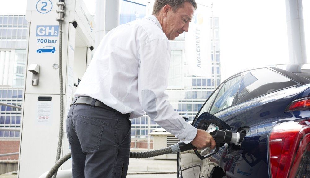Repostaje de un coche de hidrógeno. Repostaje de un coche de hidrógeno.