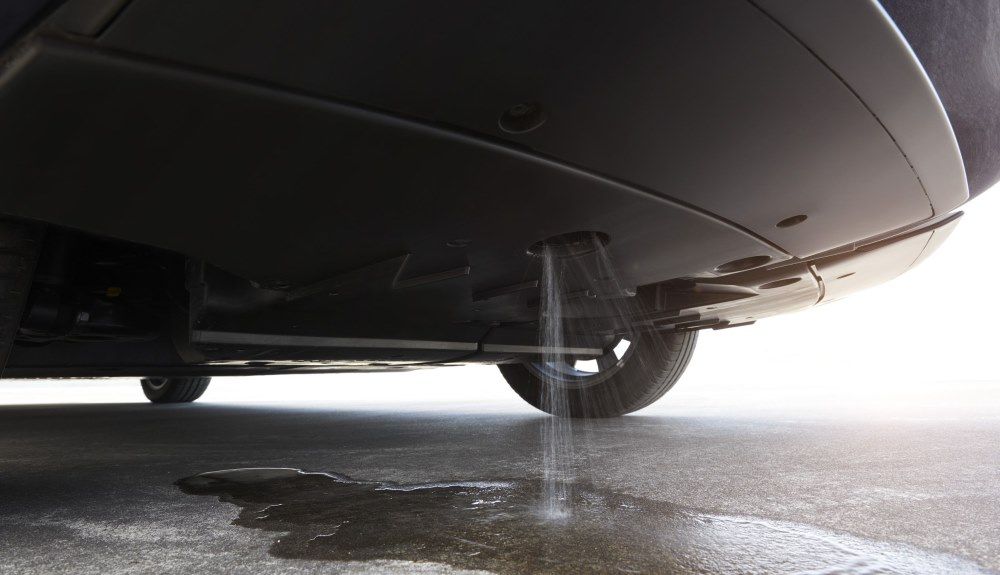 El coche de hidrógeno solo emite vapor de agua por su tubo de escape.
