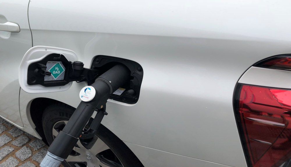 Repostaje de un coche de pila de combustible de hidrógeno.