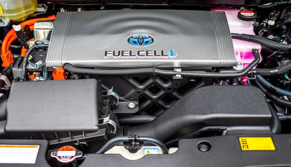 Alimentados por hidrógeno, los coches de pila de combustible se propulsan por motores eléctricos. Alimentados por hidrógeno, los coches de pila de combustible se propulsan por motores eléctricos.