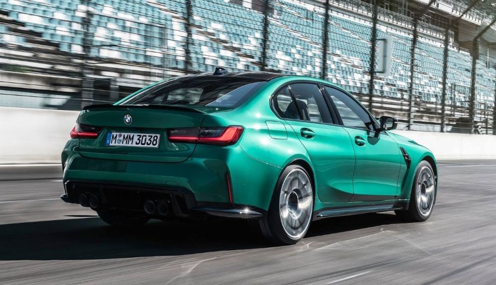 La trasera del BMW M3 Competition cuenta con un spoiler negro con el paquete M Carbon