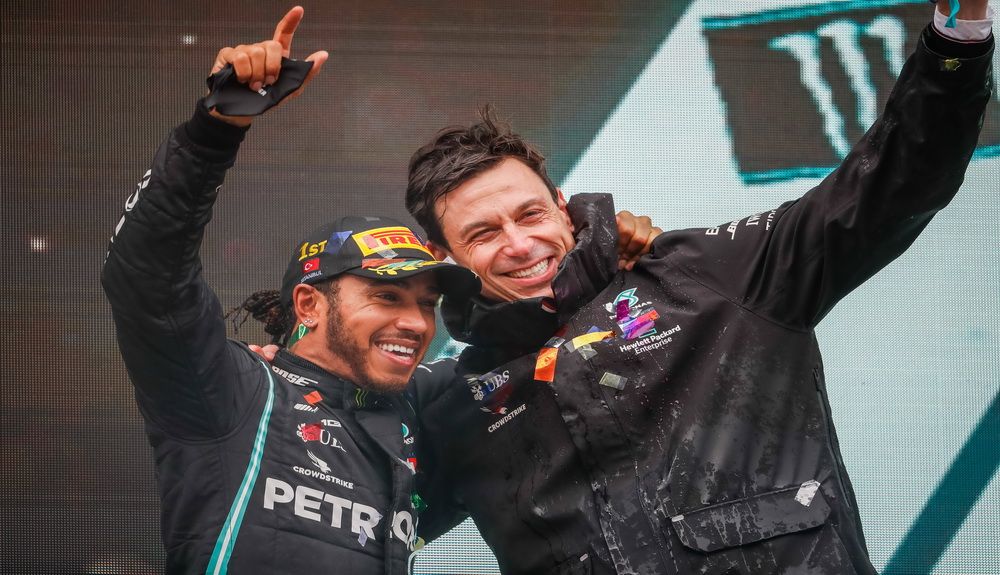 Hamilton y Wolff en el podio de Turquía