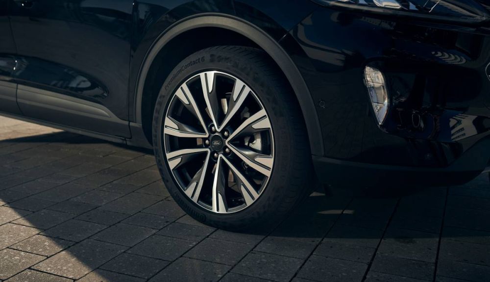 Neumáticos especiales que mejoran la eficiencia en el nuevo Kuga FHEV Neumáticos especiales que mejoran la eficiencia en el nuevo Kuga FHEV