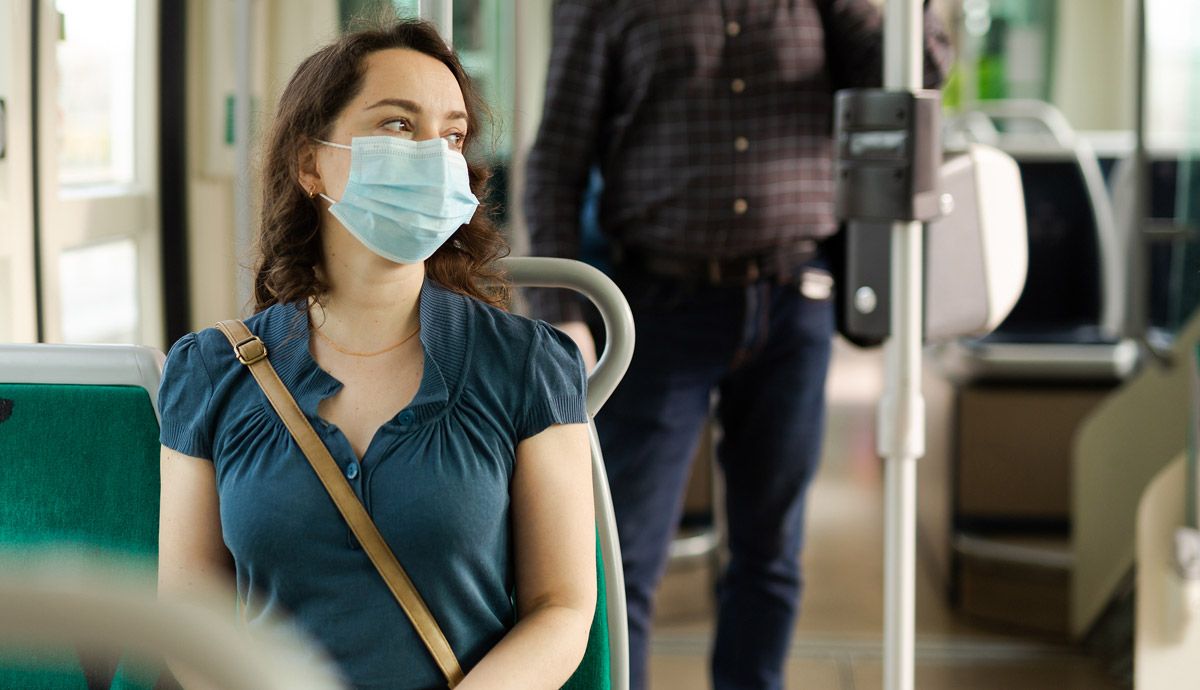 Te damos unos consejos para viajar en transporte público en pandemia. Foto: iStock