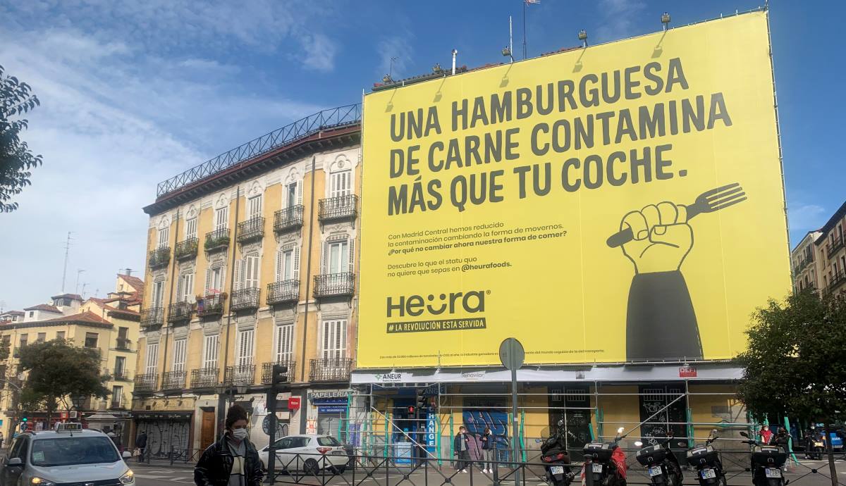 Lona de Heura en Madrid sobre lo que contamina una hamburguesa (Imagen: Heura)