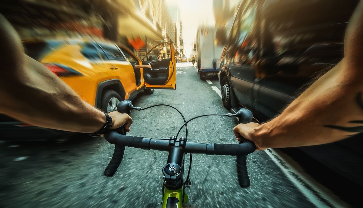 Ciclistas por la ciudad: situaciones de riesgo. | Foto: iStock.