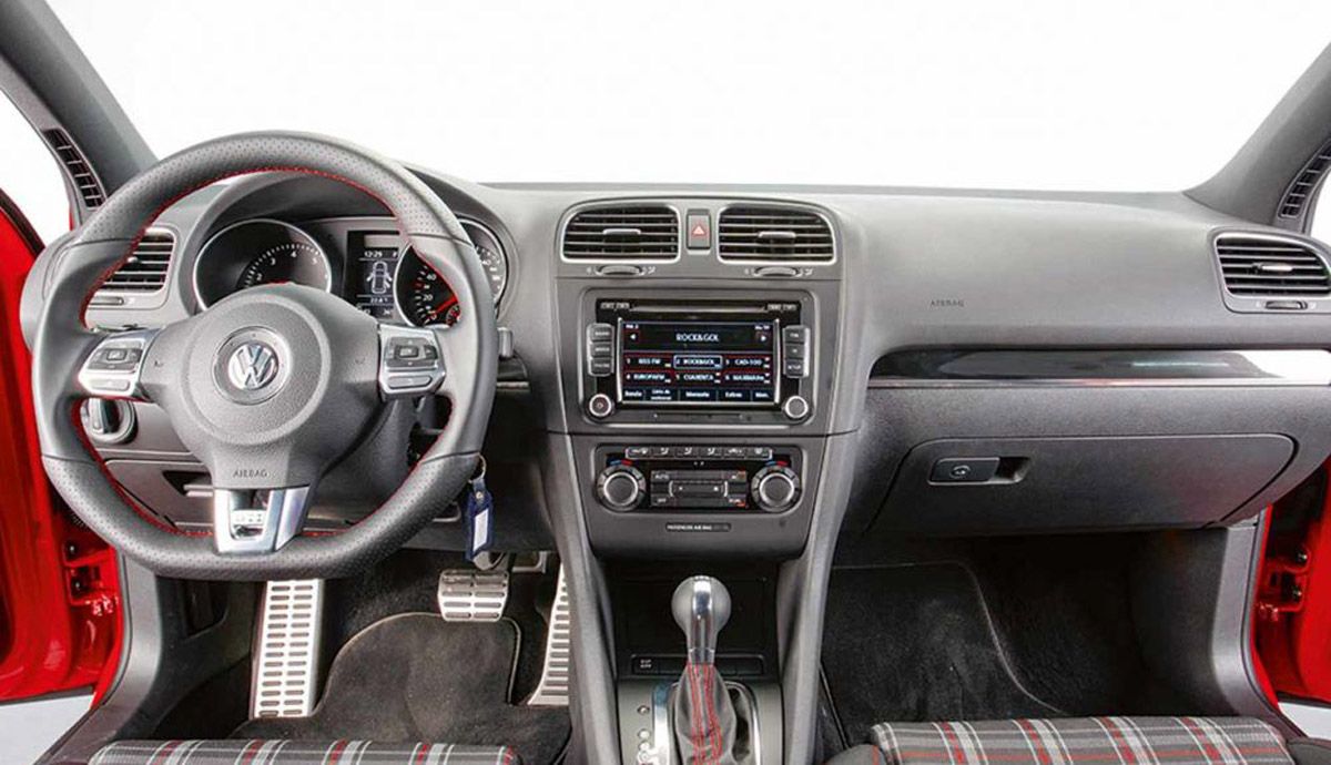 Interior del Volkswagen Golf GTI Mk6.