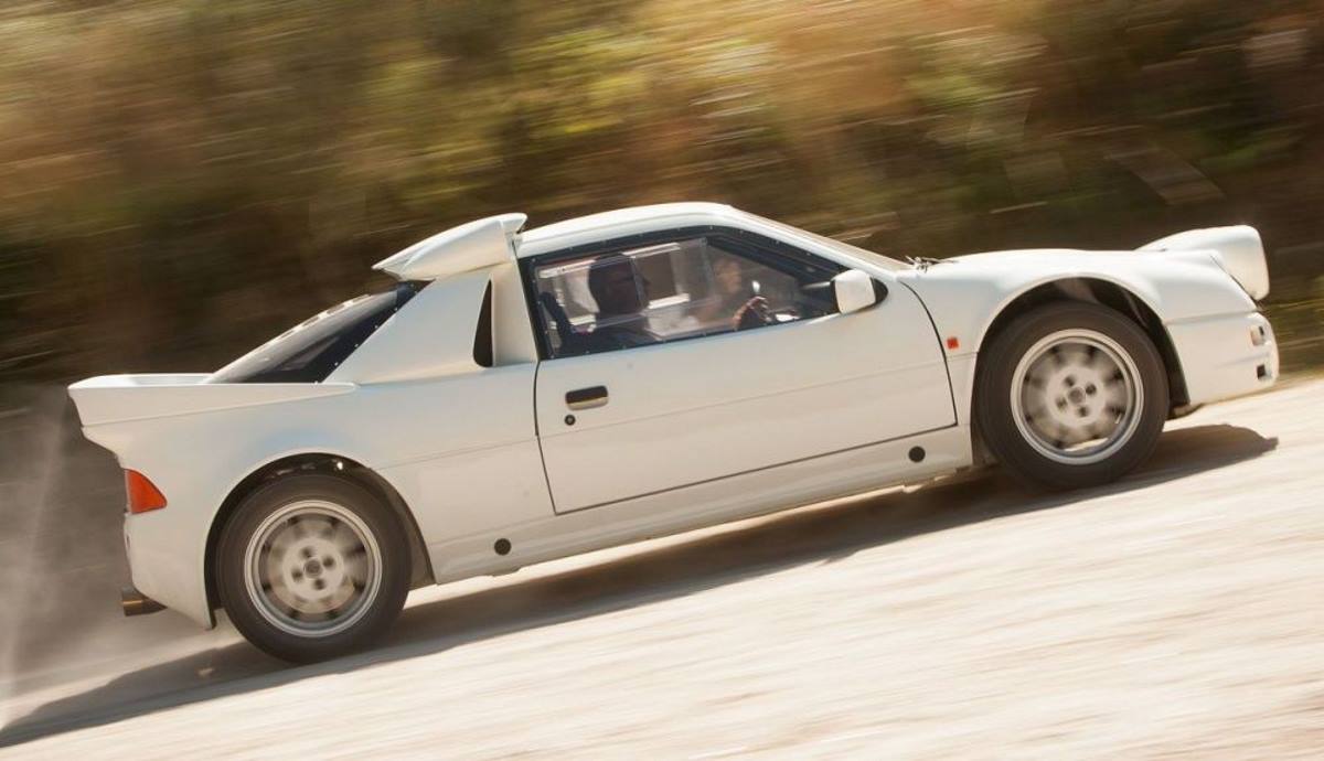 El Ford RS200, con bastidor en aluminio en panal con refuerzos de fibra de carbono y la jaula de seguridad con tubos de acero