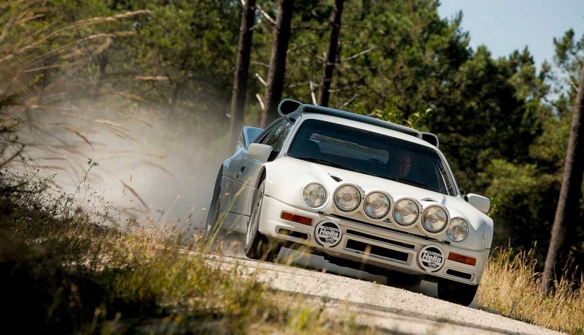 En España, pudimos ver al Ford RS200 en manos de Carlos Sainz en rallyes de tierra de 1987 y 1988