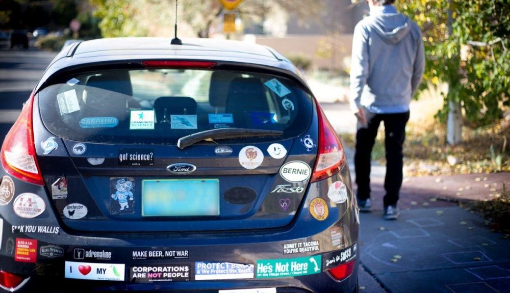 Multas por llevar pegatinas en el coche: ¿es legal? ¿Cuál es la sanción de la DGT?