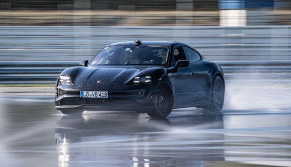 El Porsche Taycan consigue el récord de drifting