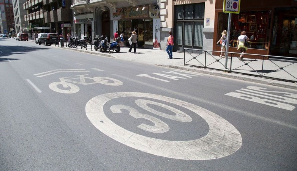 La mayoría de calles en España tendrá los 30 km/h de nuevo límite de velocidad. La mayoría de calles en España tendrá los 30 km/h de nuevo límite de velocidad.