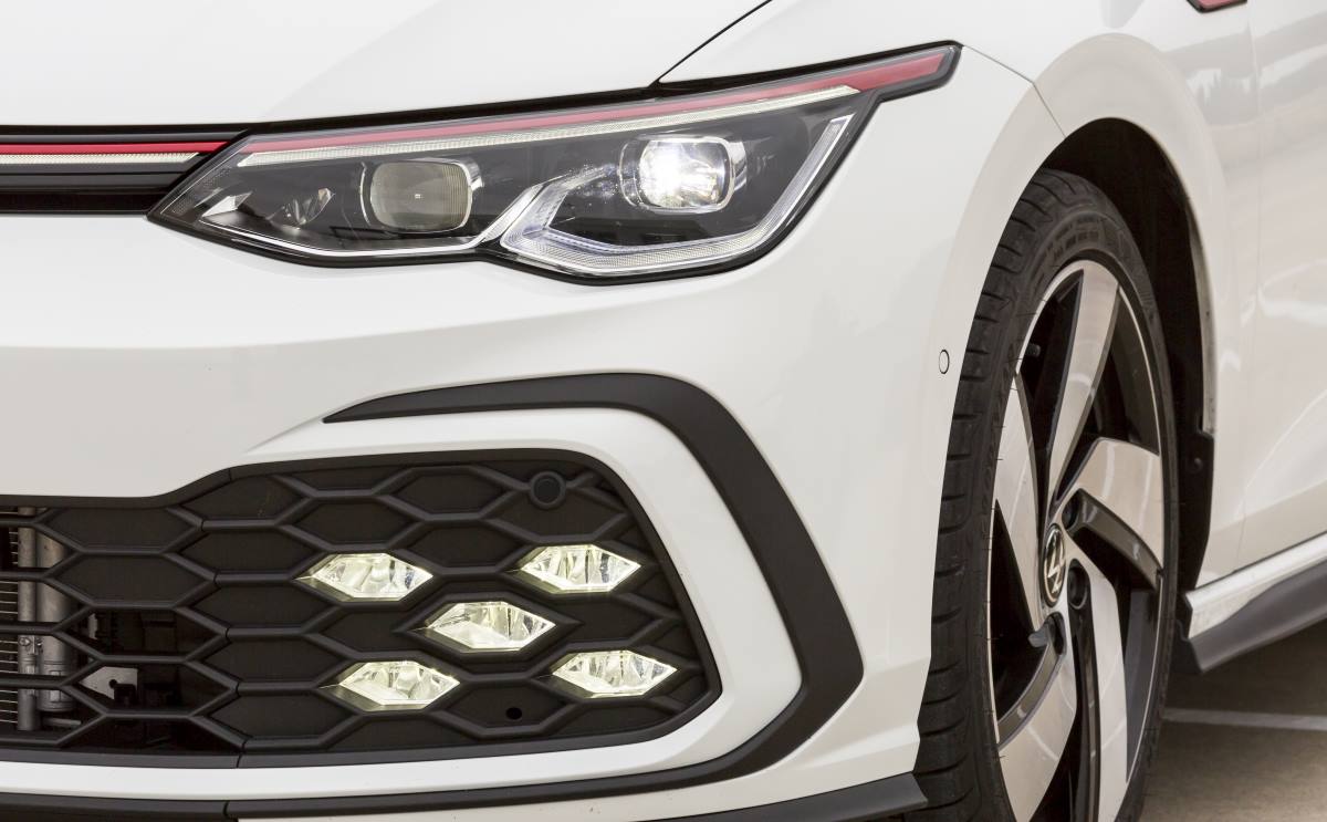 Entradas de aire del frontal, luces adicionales y faro delantero del Golf GTI 8