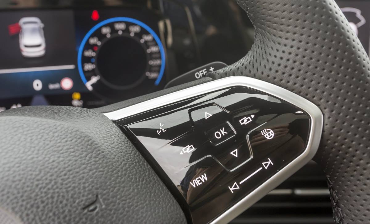 Funciones en el volante y panel de instrumentos digital en el VW Golf GTI 8