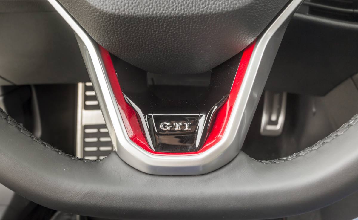 Las letras GTI en la parte inferior del volante