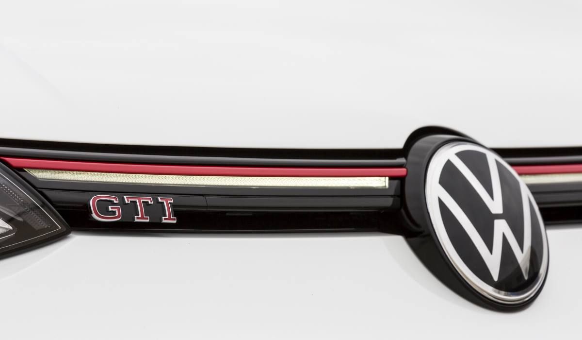 Logotipo de la versión GTI del Golf 8 muy cerca del emblema de VW