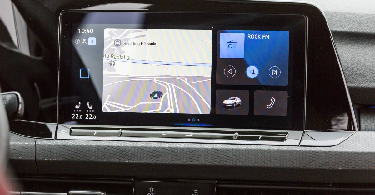 Pantalla del sistema multimedia de información y entretenimiento en el VW Golf GTI 8