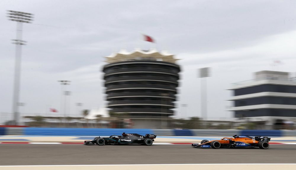 Lewis Hamilton junto a Carlos Sainz en Sakhir esta mañana Lewis Hamilton junto a Carlos Sainz en Sakhir esta mañana