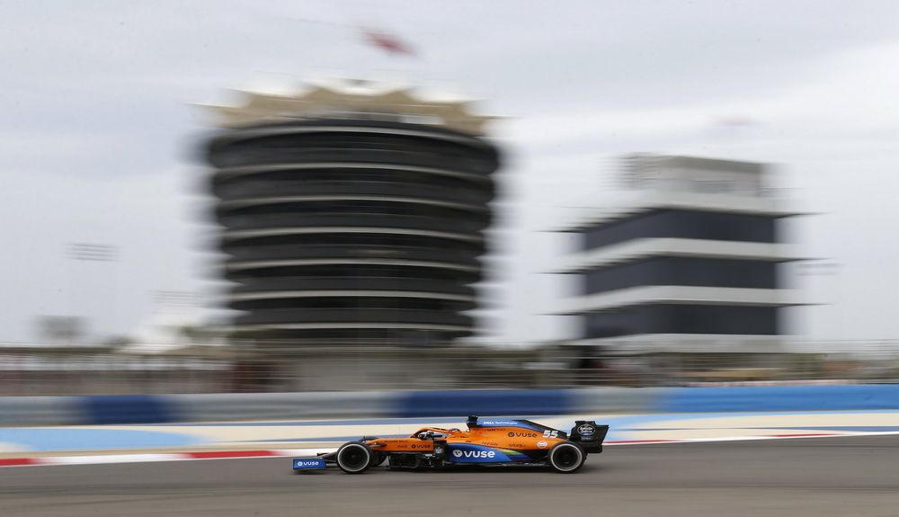 Carlos Sainz rodando en el circuito de Sakhir. Foto: Lucas Gorys