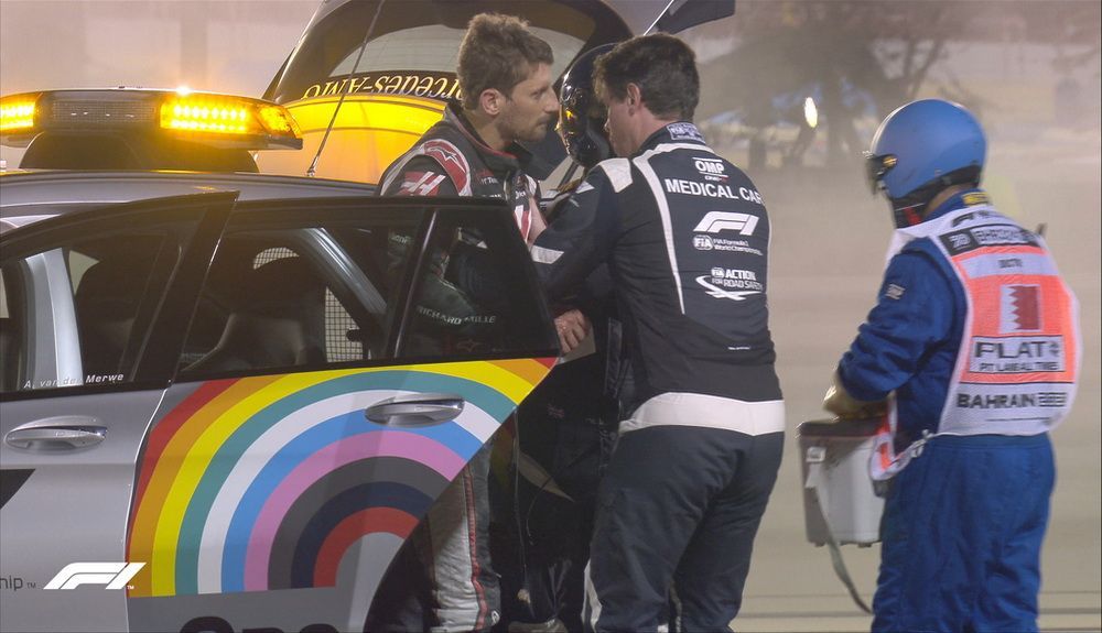 Grosjean es trasladado en ambulancia hasta el centro médico