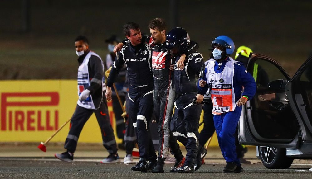 Grosjean ayudado por los médicos nada más ocurrir el accidente