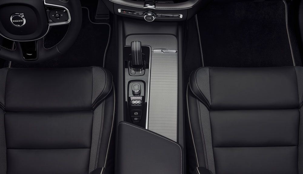 El paquete R Design Expression añade al Volvo XC60 Recharge el volante de cuero