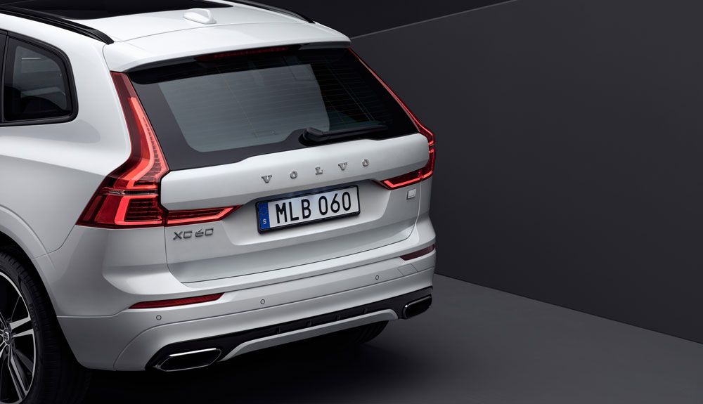Las dos salidas de escape del Volvo XC60 Recharge están cromadas