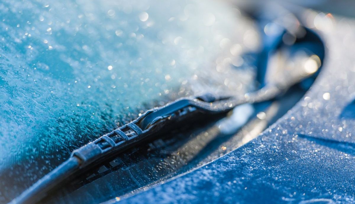 Los peligros del frío extremo en los coches: qué se puede romper y averiar. Foros: iStock y Cordon Press.