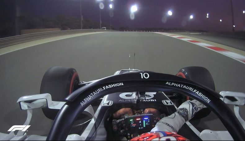 Pierre Gasly tuvo que sujetar el retrovisor de su Alpha Tauri Pierre Gasly tuvo que sujetar el retrovisor de su Alpha Tauri