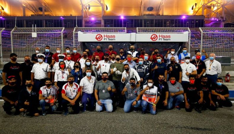 Romain Grosjean posó con los comisarios del circuito de Sakhir Romain Grosjean posó con los comisarios del circuito de Sakhir
