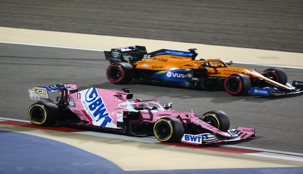 Carlos Sainz y Checo Pérez en la pista