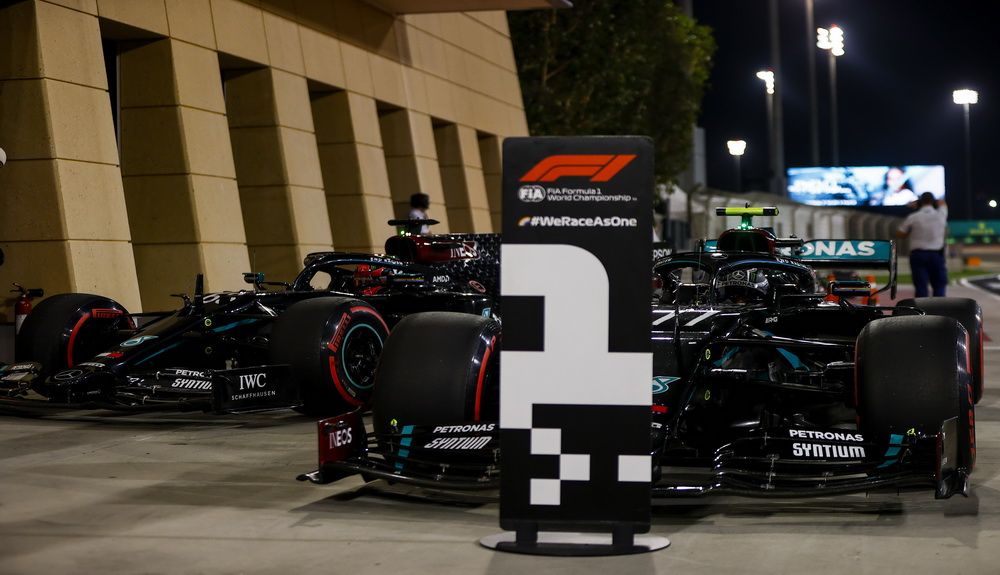 El Mercedes de Valtteri Bottas tras conseguir la pole position por delante de su compañero George Russell