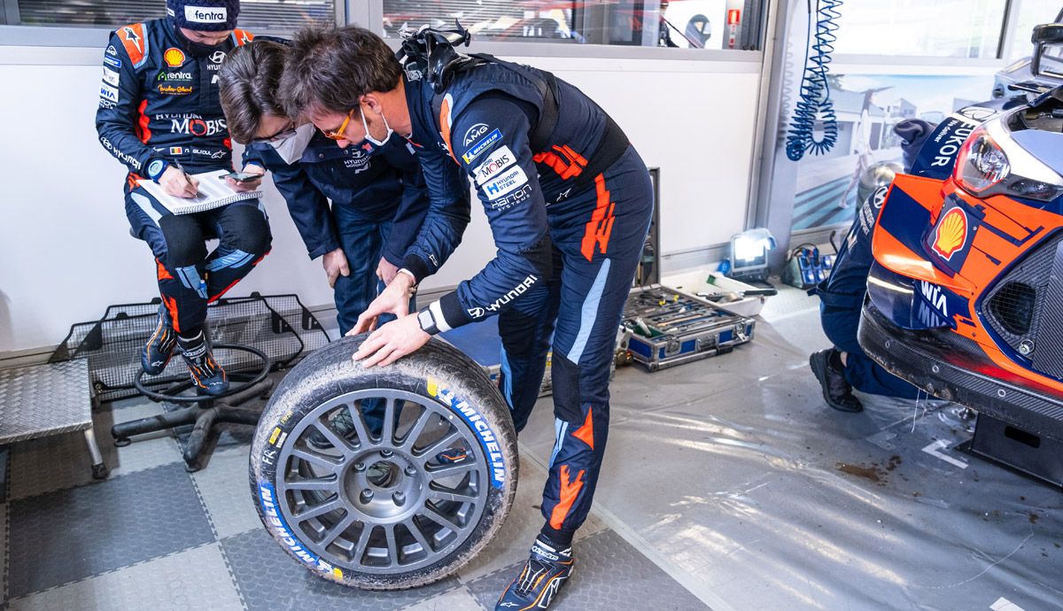 La elección de neumáticos fue vital en un rallye marcado por la lluvia y la nieve.