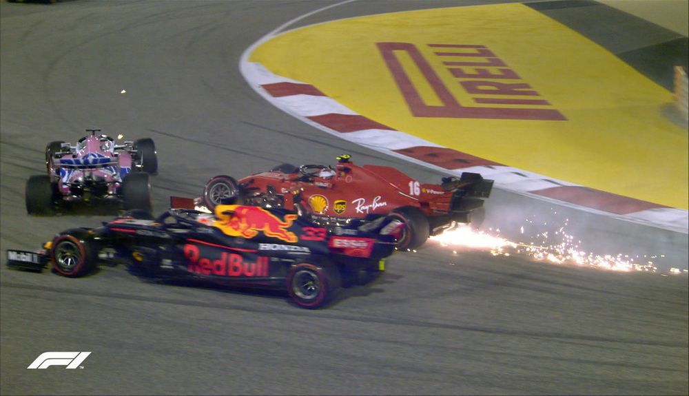 Accidente en la salida entre Leclerc, Verstappen y Pérez Accidente en la salida entre Leclerc, Verstappen y Pérez