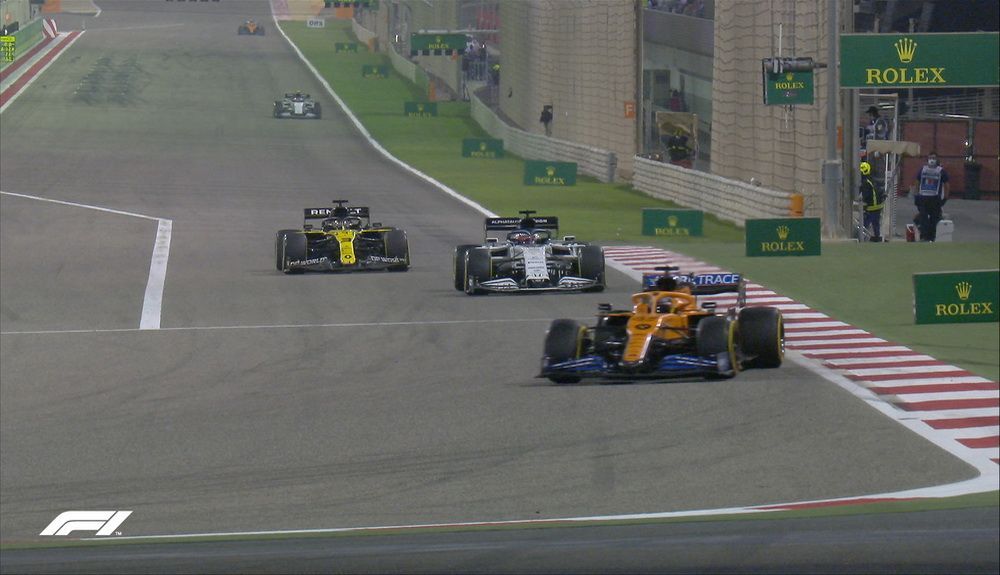 Carlos Sainz por delante de Kvyat y Ricciardo tras sus pit stop Carlos Sainz por delante de Kvyat y Ricciardo tras sus pit stop